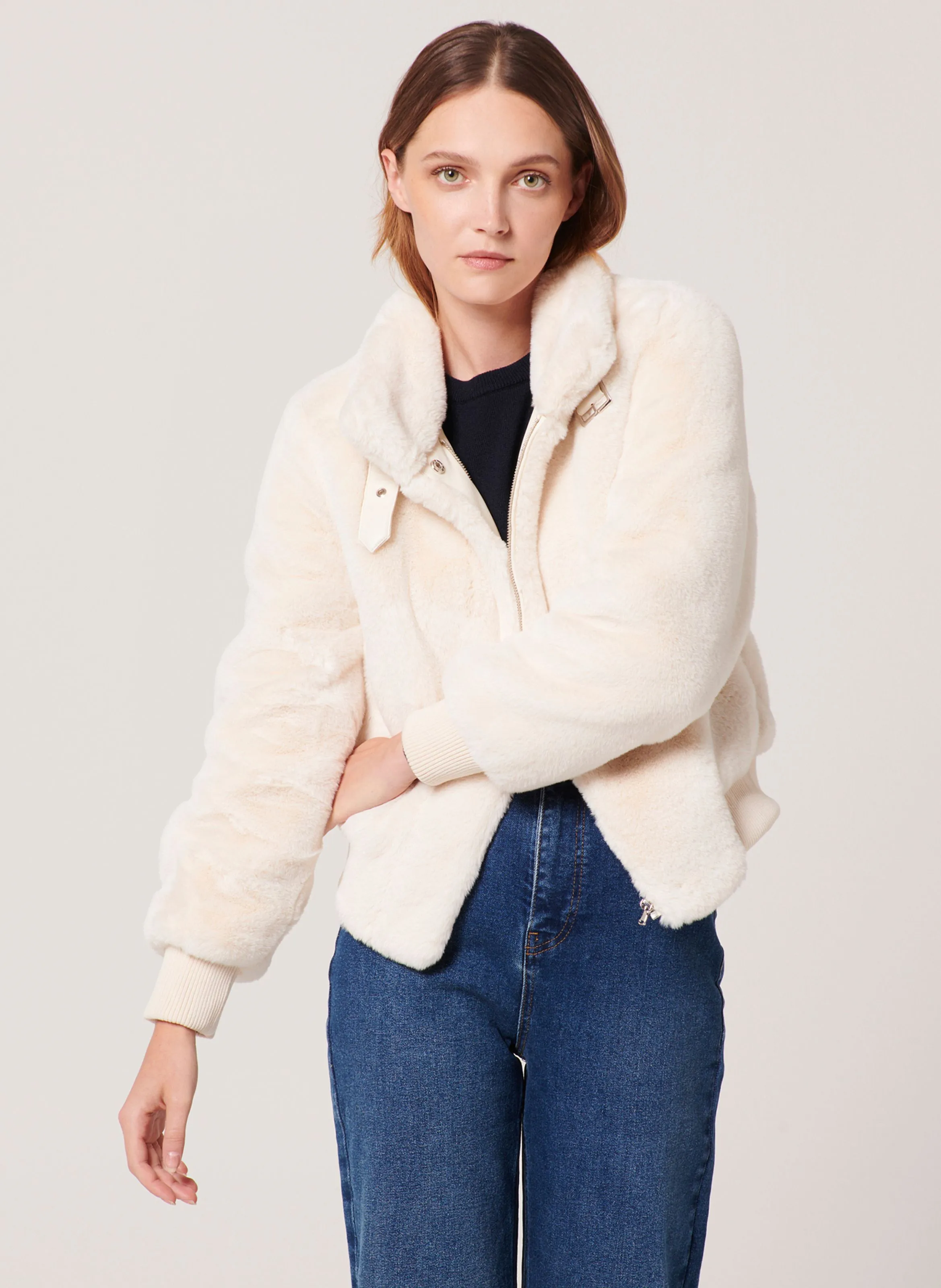 VALOU  CHAQUETA CORTA DE PELO SINTéTICO CON CUELLO ALTO EN BLANCO