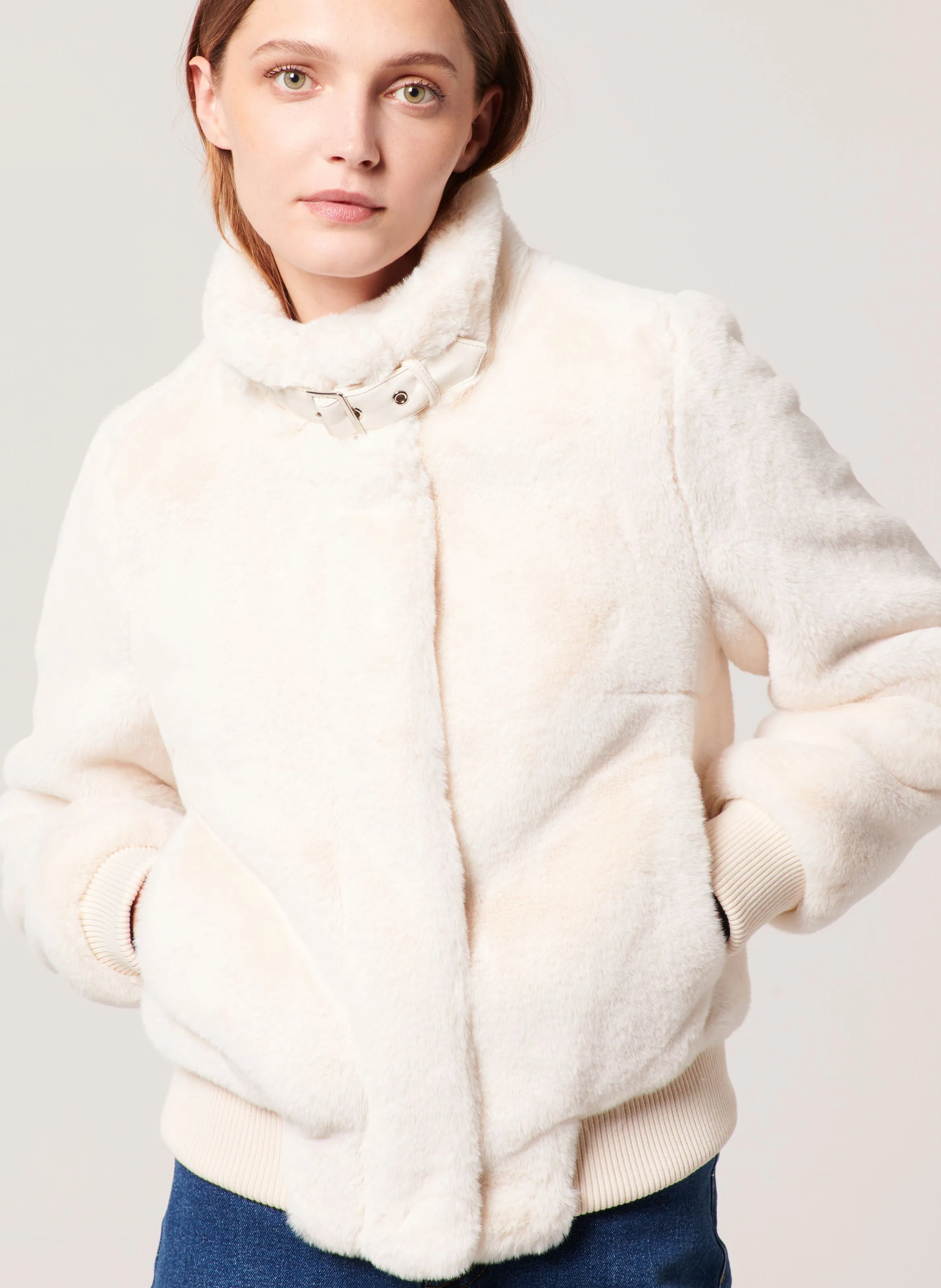 VALOU  CHAQUETA CORTA DE PELO SINTéTICO CON CUELLO ALTO EN BLANCO
