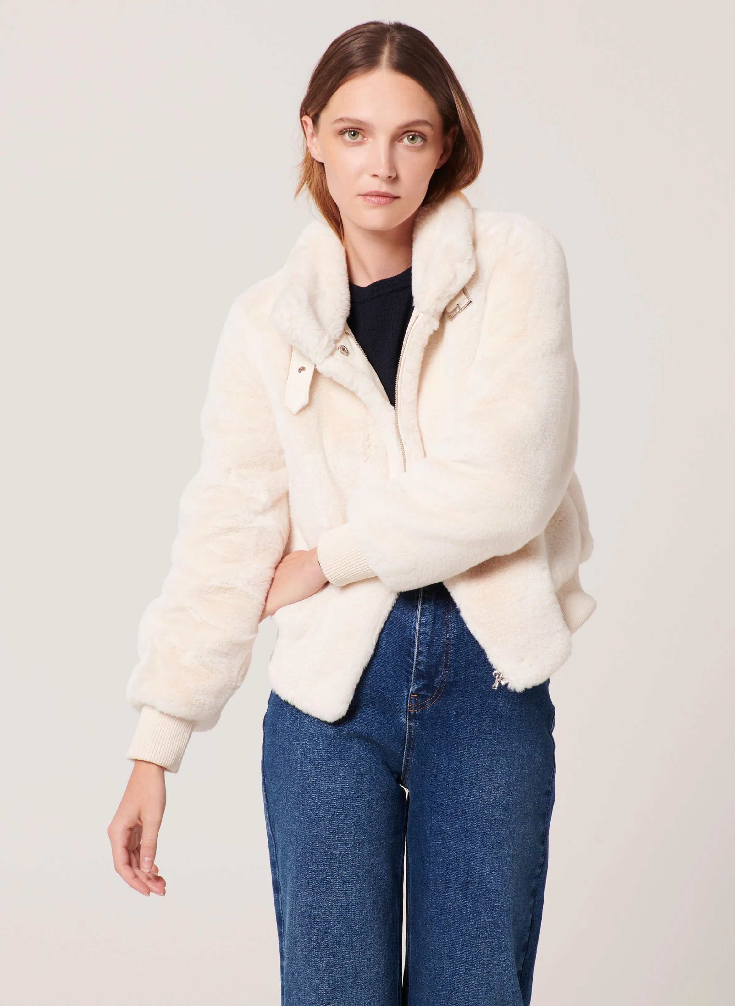 VALOU  CHAQUETA CORTA DE PELO SINTéTICO CON CUELLO ALTO EN BLANCO