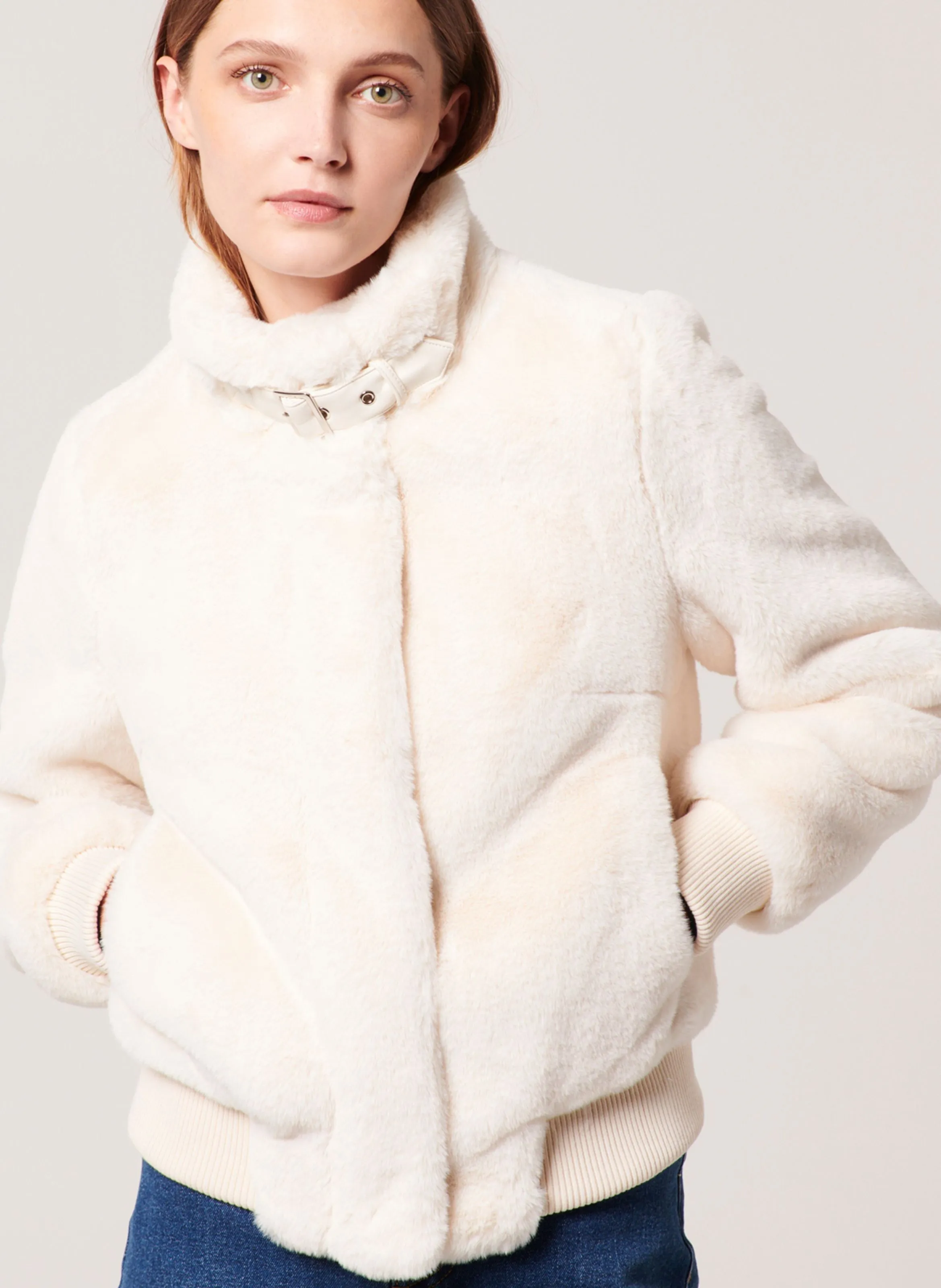 VALOU  CHAQUETA RECTA CON CUELLO ALTO EN BLANCO