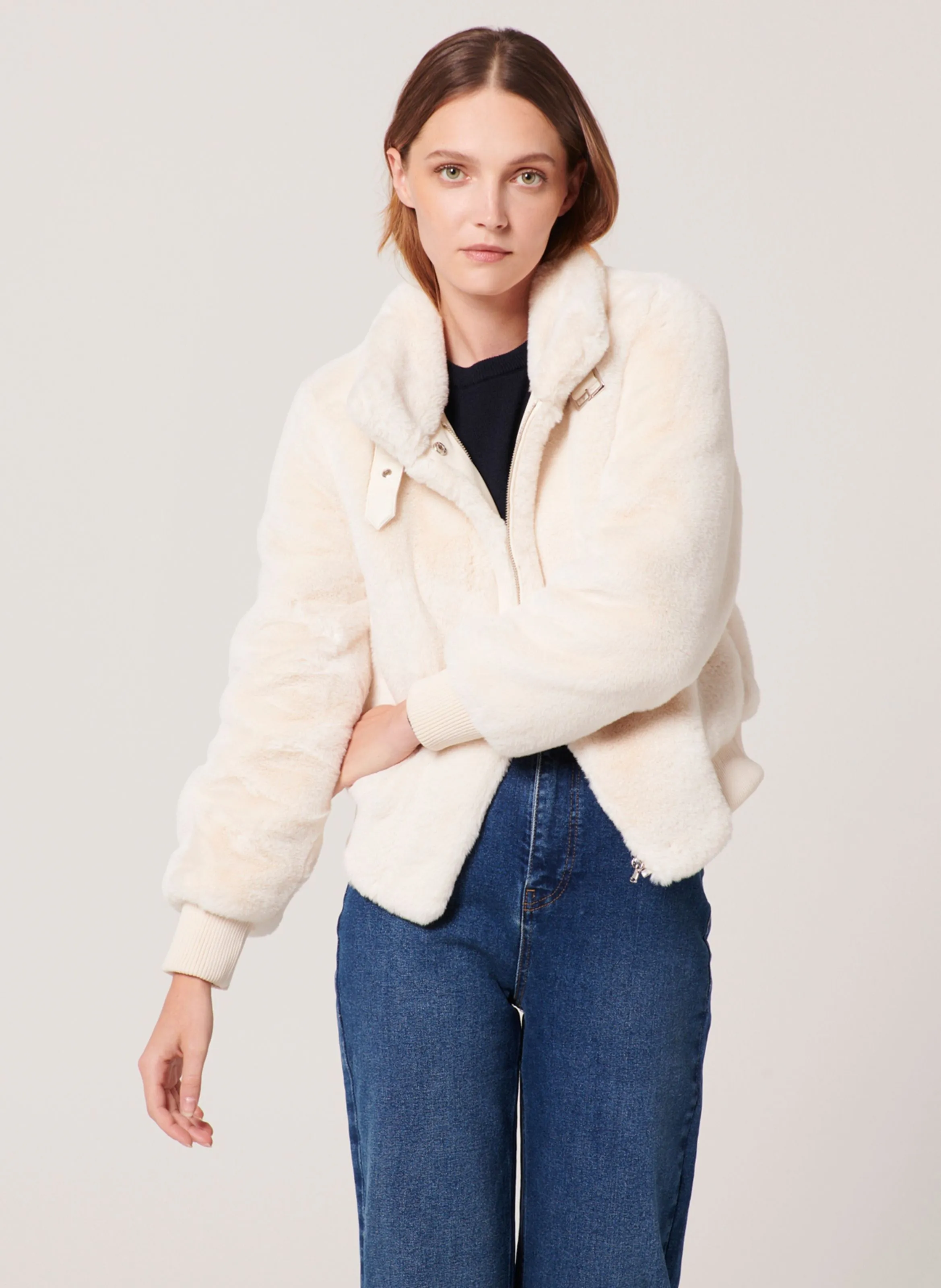 VALOU  CHAQUETA RECTA CON CUELLO ALTO EN BLANCO