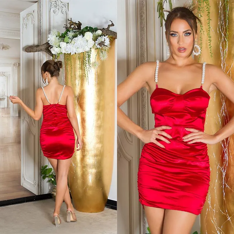 Vestido brillante con tirantes de perlas