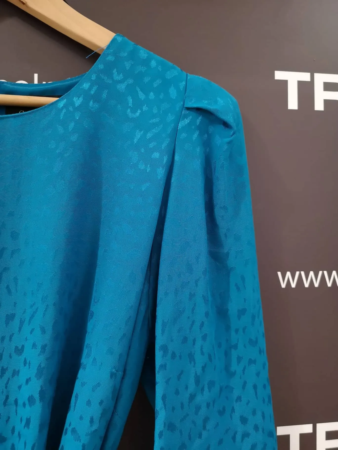 Vestido con hombreras