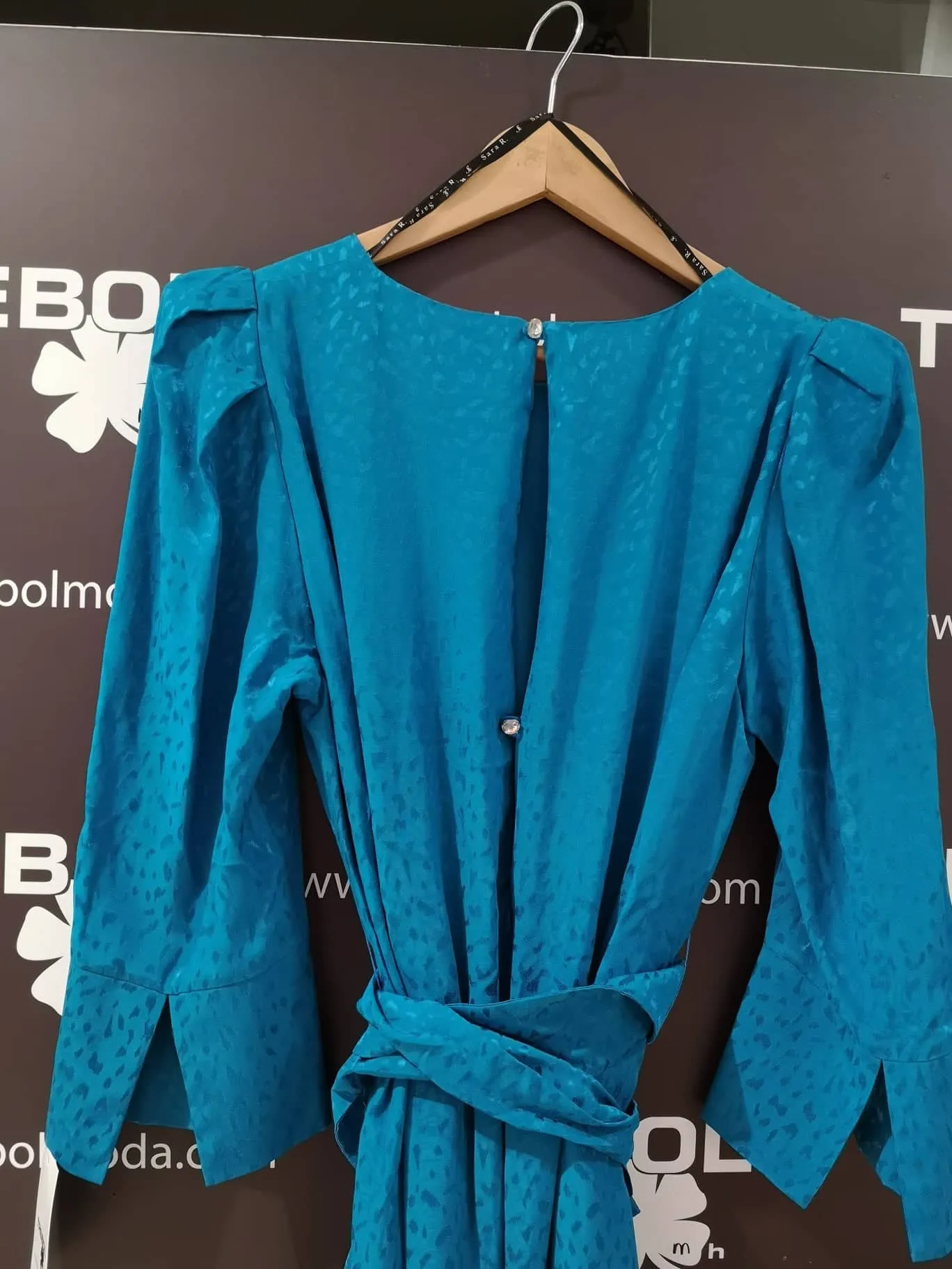 Vestido con hombreras
