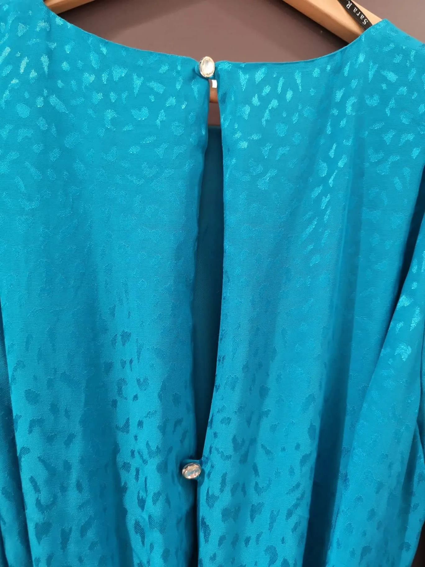 Vestido con hombreras