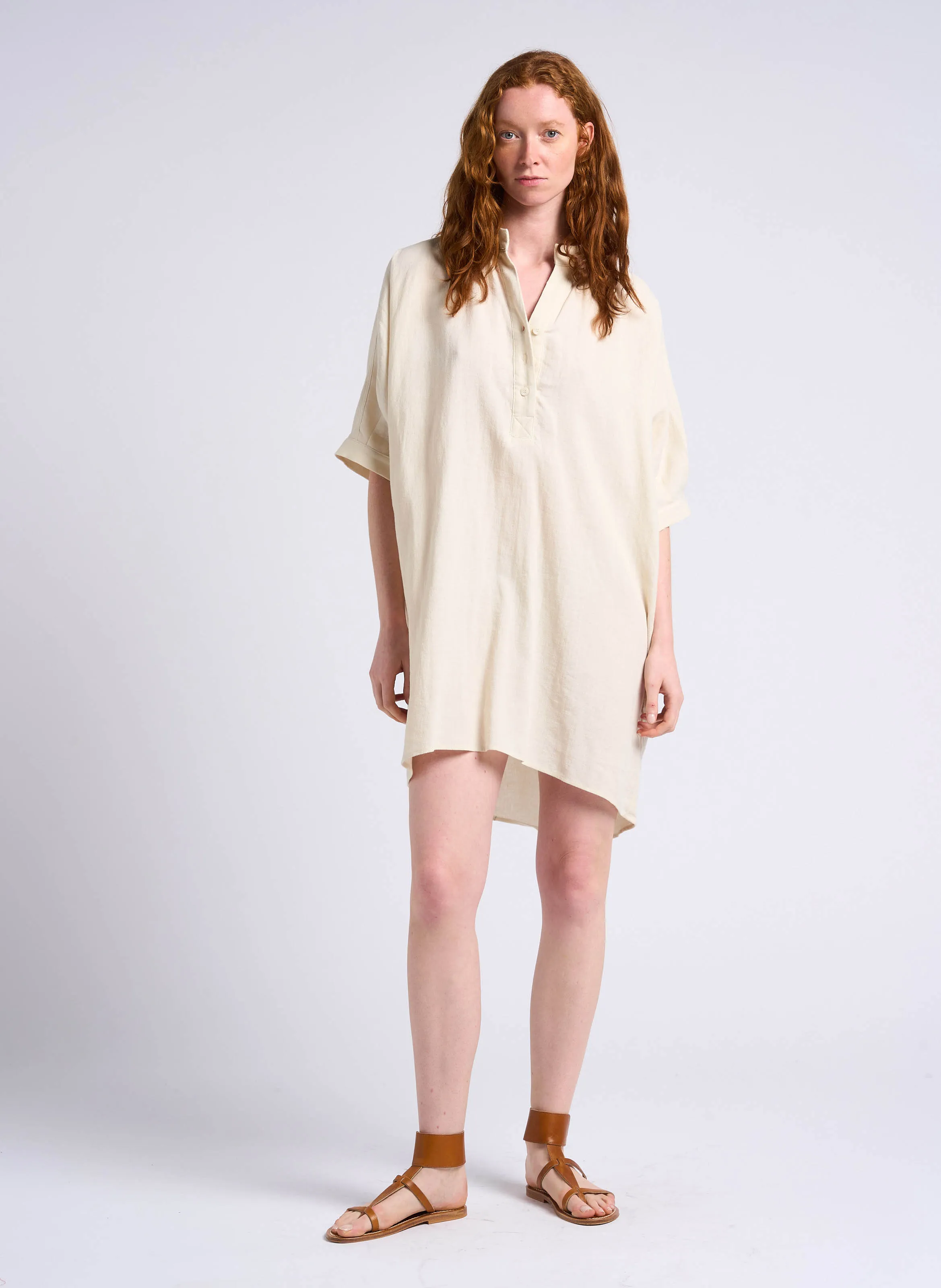Vestido holgado corto de mezcla de lino con cuello tunecino en beige