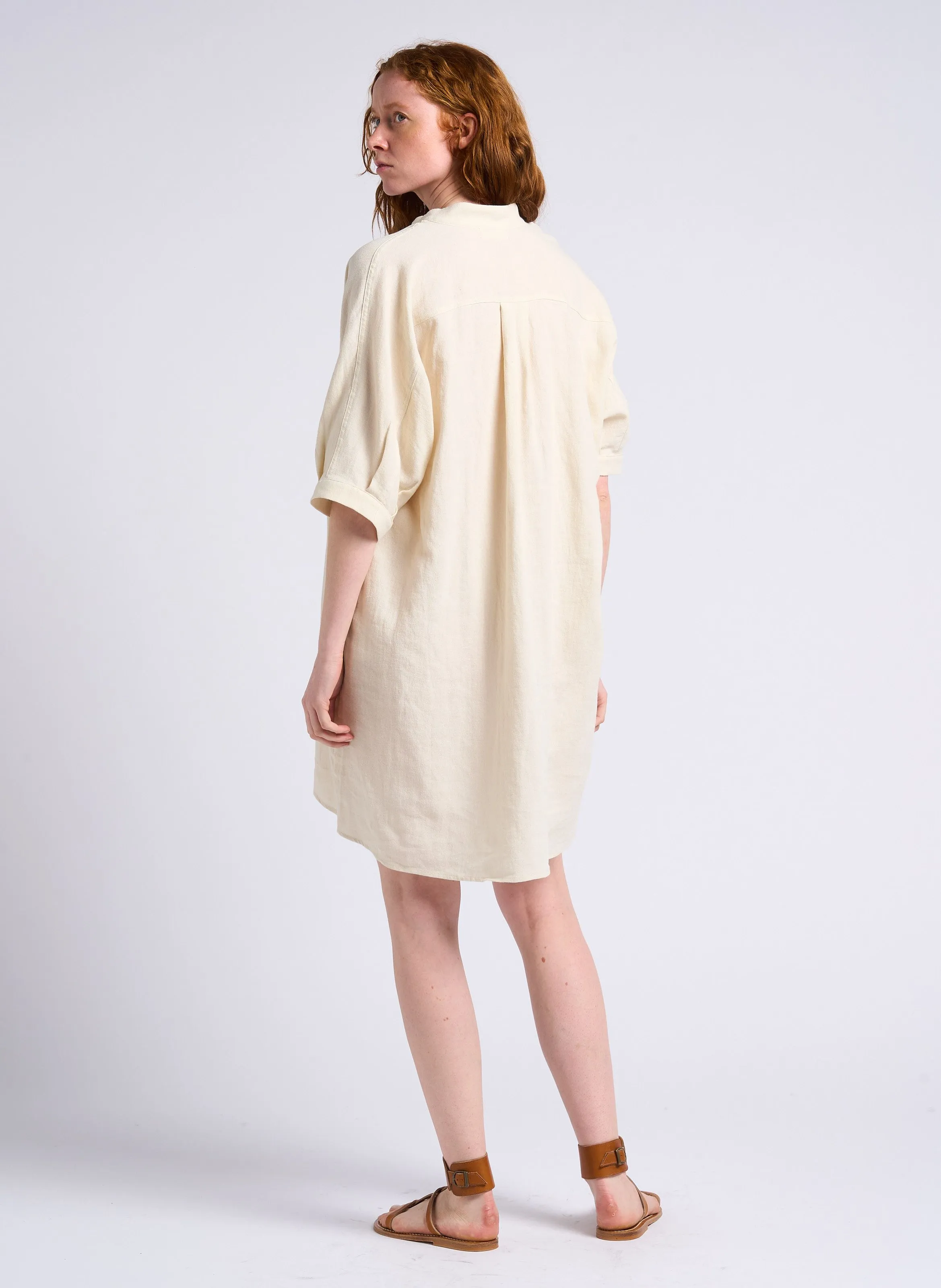 Vestido holgado corto de mezcla de lino con cuello tunecino en beige