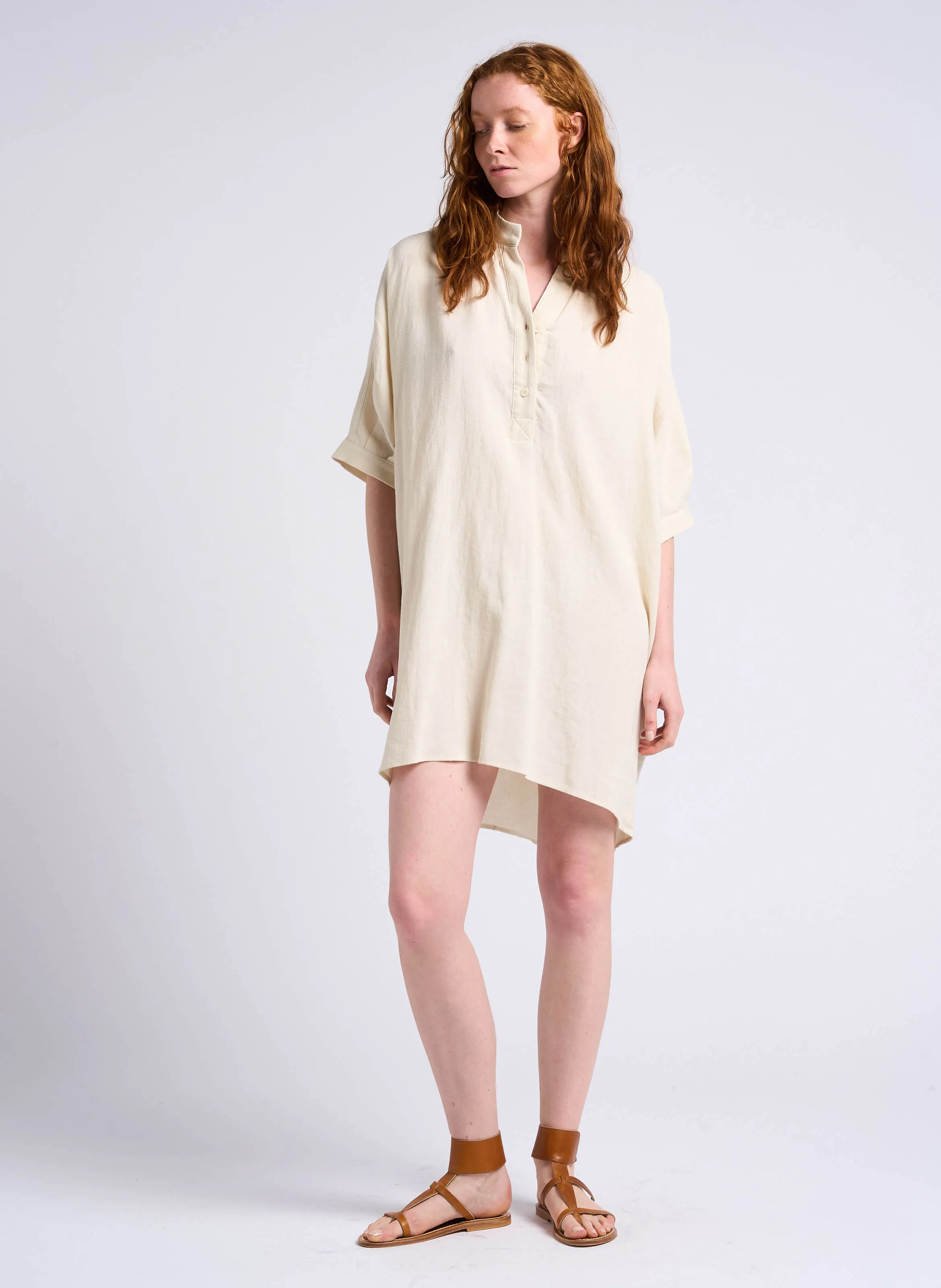 Vestido holgado corto de mezcla de lino con cuello tunecino en beige