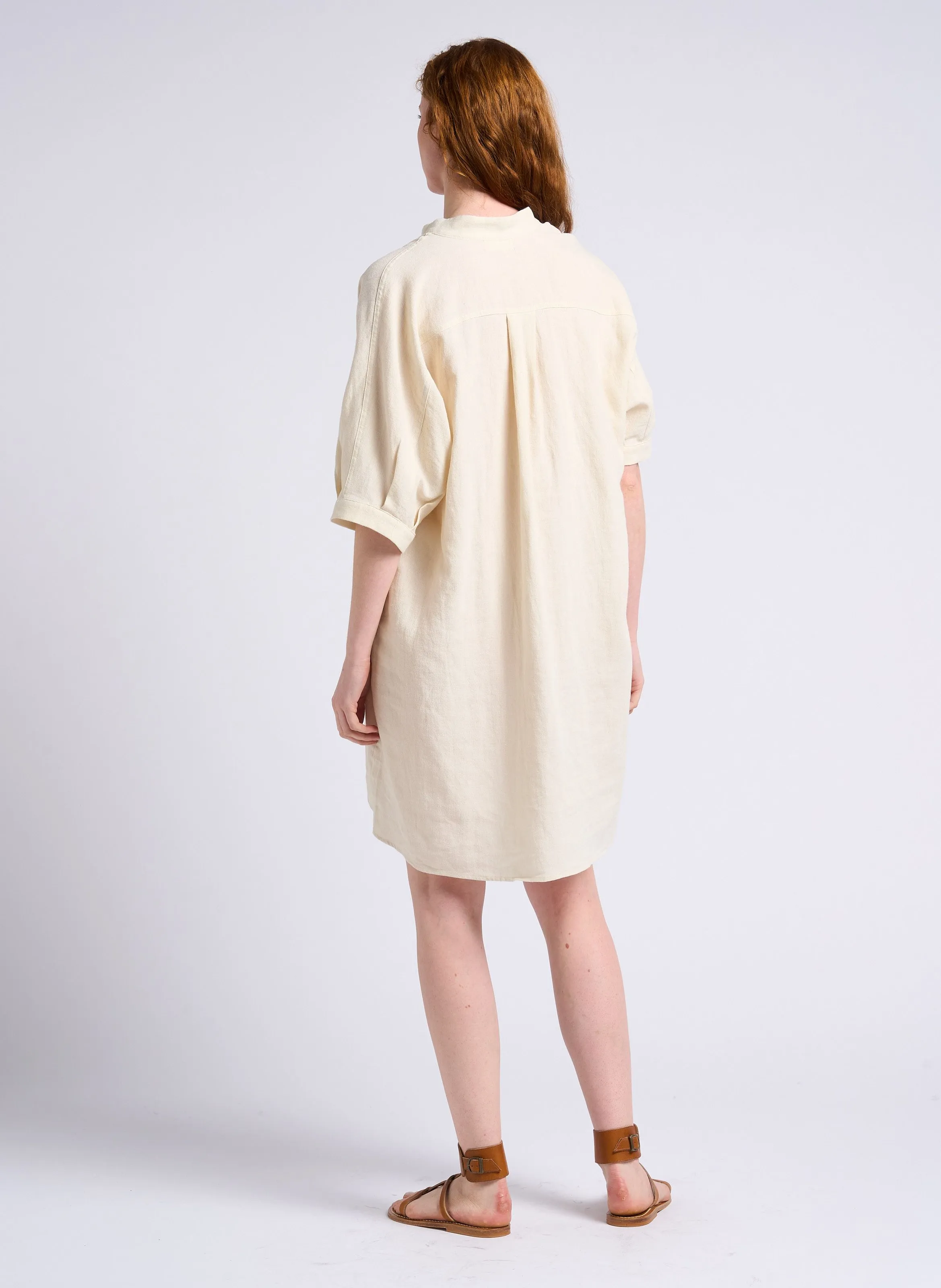 Vestido holgado corto de mezcla de lino con cuello tunecino en beige