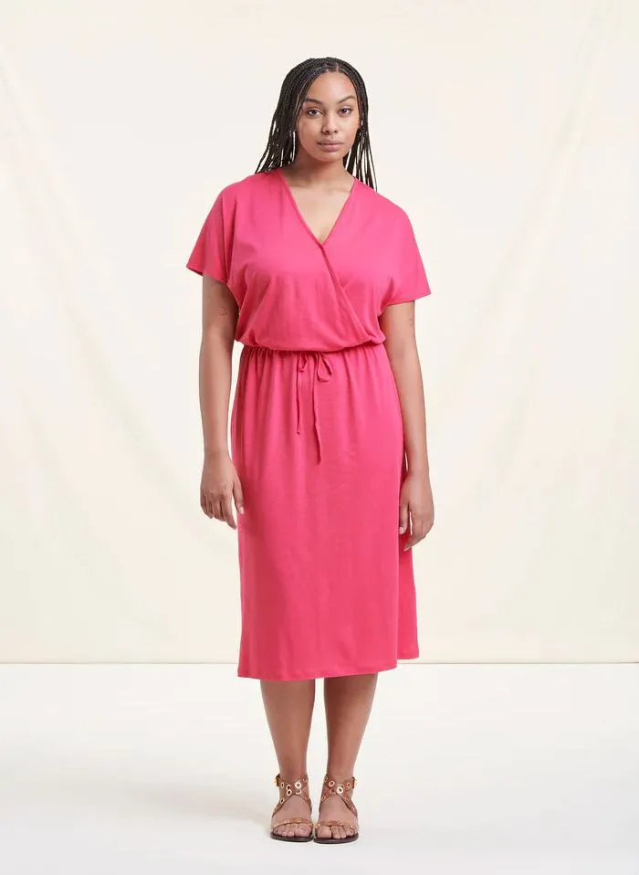 Vestido midi ajustable con cuello de pico en rosa