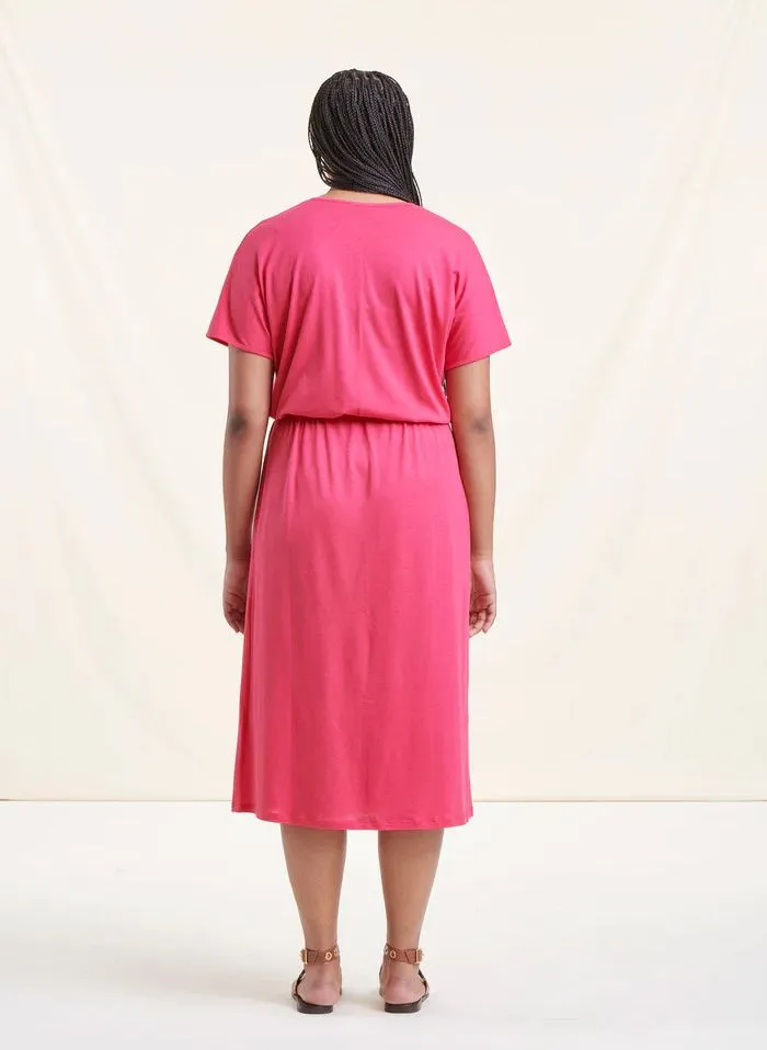 Vestido midi ajustable con cuello de pico en rosa